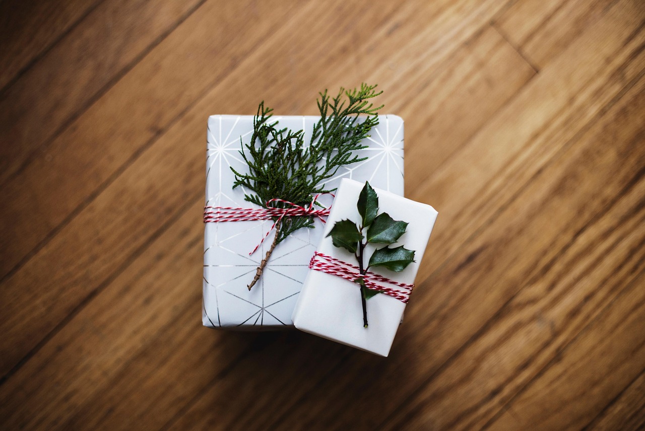 découvrez une sélection unique de cadeaux originaux pour toutes les occasions : anniversaires, fêtes, noël ou simplement pour faire plaisir. trouvez le présent parfait et faites sourire vos proches !