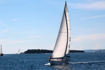 Découvrez comment choisir le mât de bateau idéal en 2026 pour naviguer sereinement