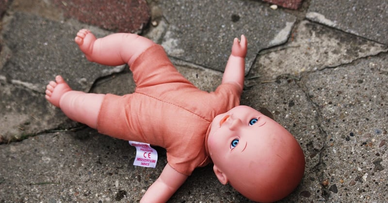 La poupée qui parle et marche : le cadeau magique qui émerveille les enfants