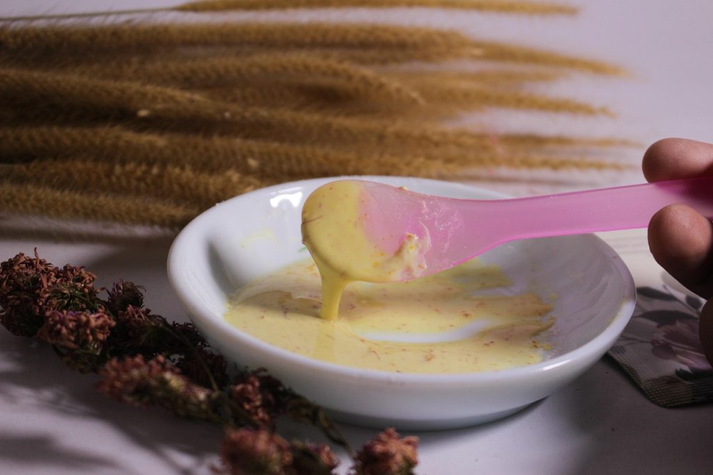 découvrez le safran, une épice rare et précieuse, reconnue pour sa couleur intense, ses propriétés culinaires et ses bienfaits pour la santé. tout savoir sur le safran, de sa culture à ses utilisations.